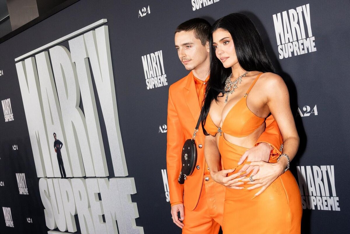    Кайли со своим любимым LEGION-MEDIA