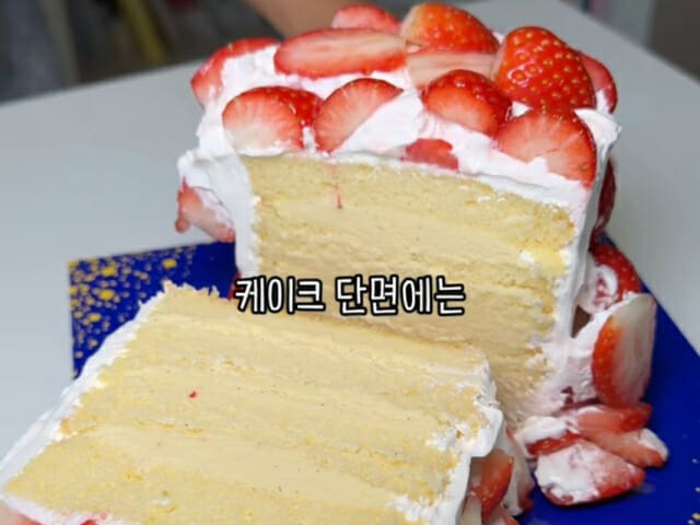 Скриншот из обзора одного ютубера о сезонном выпуске Paris Baguette, Berry Bomb Cake (YouTube)