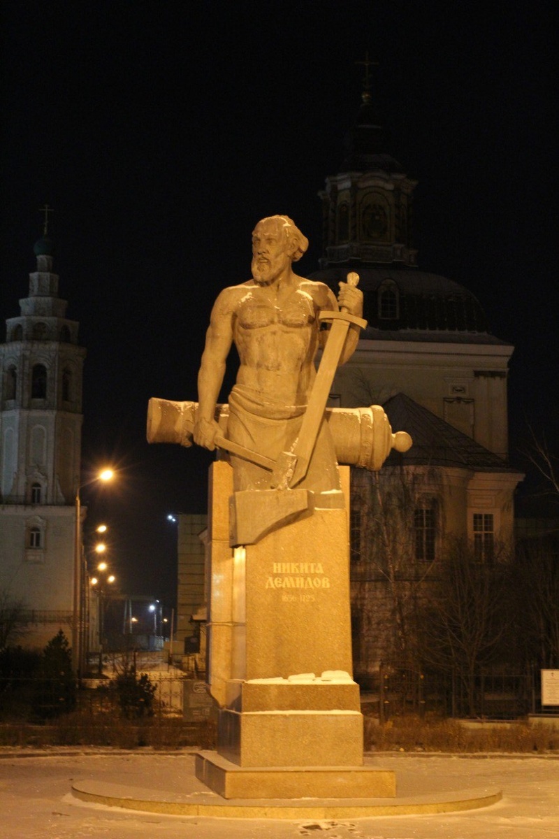 Памятник Никите Демидову в центре Тулы. Полуобнаженный торс, полукачок-полукентавр, памятник олицетворяет силу и мощь тульских оружейников