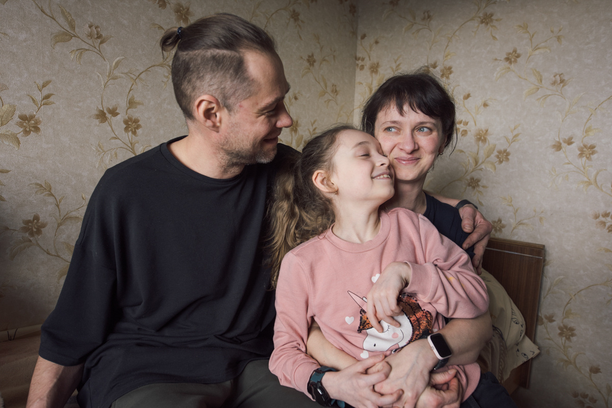 Анатолий, Оксана и Кира Микрюковы
Фото: Татьяна Сикорская для ТД