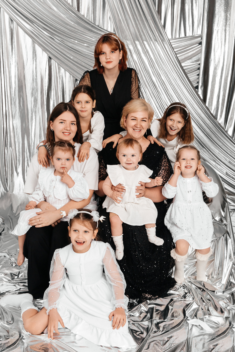 Восемь девочек и четыре мальчика. Все родные!