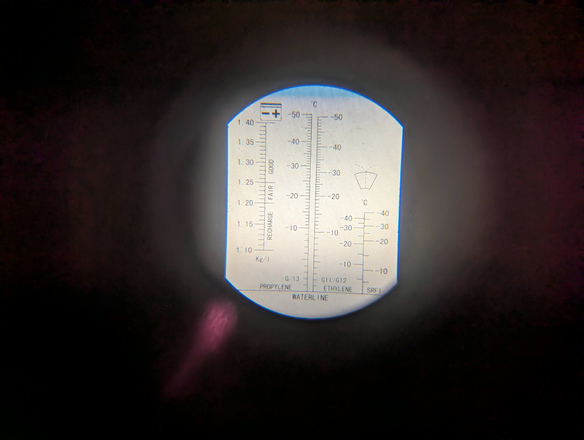 Перед началом работ проверяем рефрактометром состояние антифриза