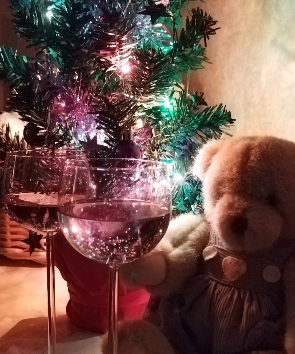 Вместо шампанского в бокалах газировка, вместо записок с желанием - игрушка на ёлочку или под неё... 