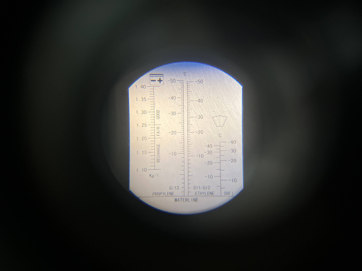 Перед началом работ проверяем рефрактометром состояние антифриза