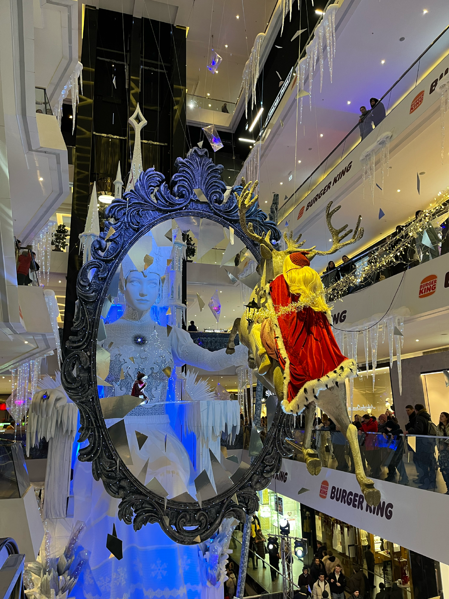 Инсталляция в Galleria Minsk оживила одну из самых известных сказок Ханса Кристиана Андерсена — «Снежную королеву», впервые опубликованную 21 декабря 1844 года. 