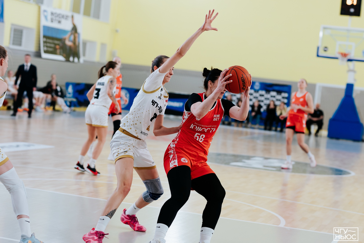 В борьбе за мяч