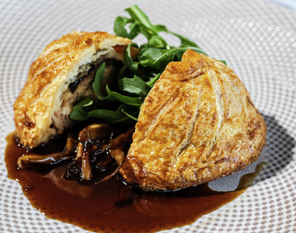Пирог с томлёной уткой и соусом демиглас // Фото предоставлено отелем Riviera Sunrise Resort & SPA