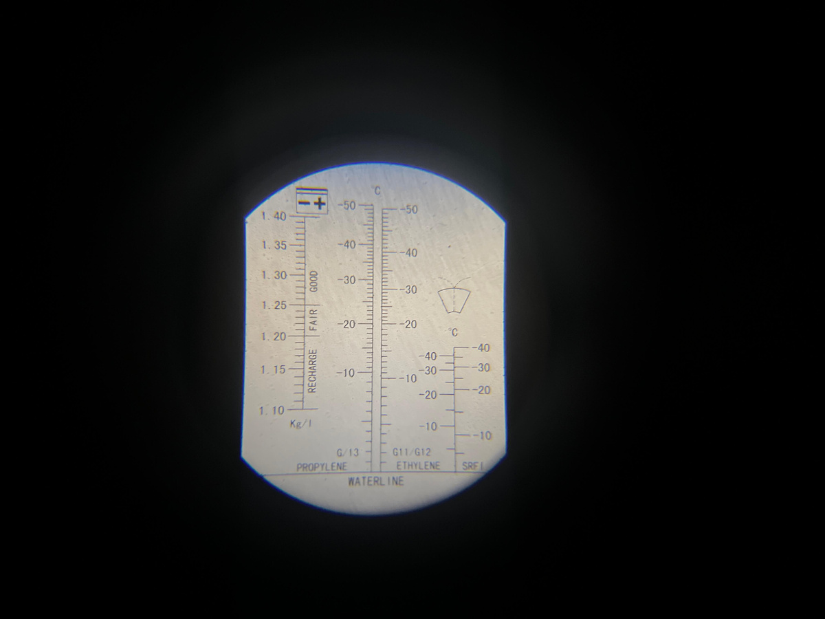 Перед началом работ проверяем рефрактометром состояние антифриза