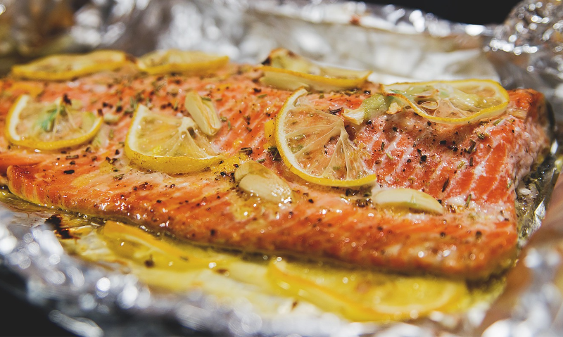 Лосось с лимоном и травами
