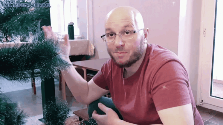 Ромка наряжает ёлку, смеётся и вместе со мной поёт!  😃