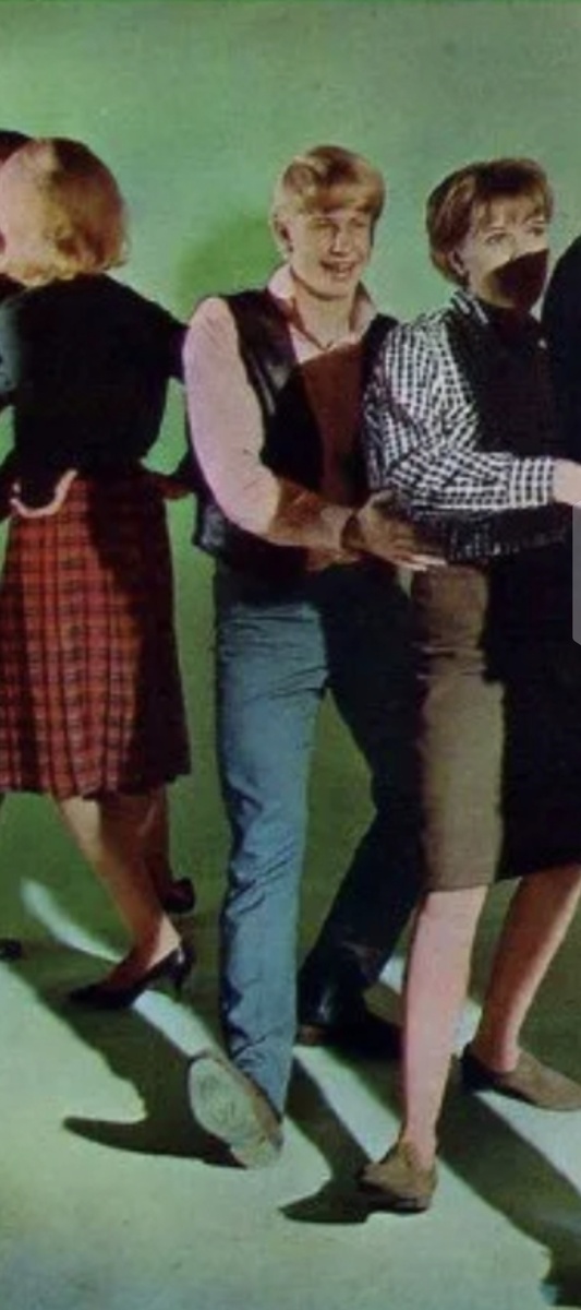 " Летка-енка ". Танцуют все. Фото из открытых источников.