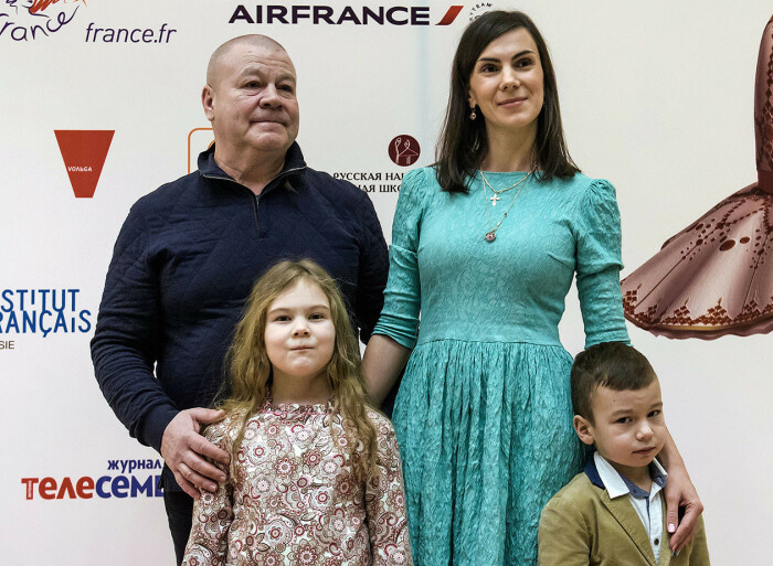 Сергей Селин и Анна Каймакова с детьми