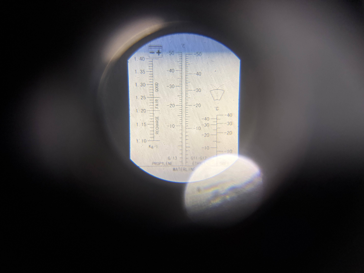 Перед началом работ проверяем рефрактометром состояние антифриза