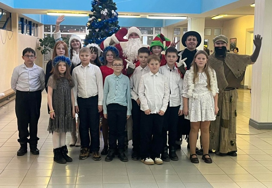     Фотофакт! Как гимназисты Копыля встретили Новый год в кругу сказочных героев?