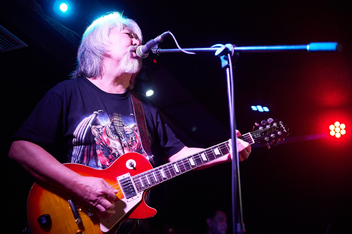 народный артист Тувы Альберт Кувезин.