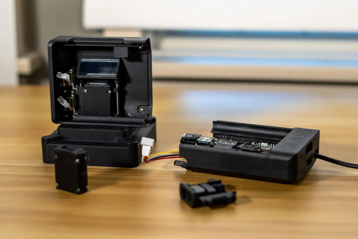 Компоненты прототипа корпуса камеры и держателей объектива Glass Imaging, напечатанные на 3D-принтере.