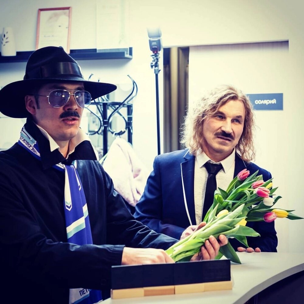    Андрей Горюшин участвовал в разных телепроектах и общался с другими людьми, копирующими знаменитостей (справа — двойник Игоря Николаева). Фото: личный aрxив