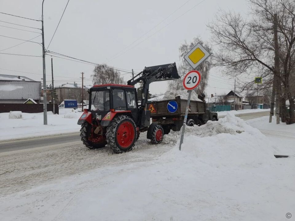    Уборка снега в Барнауле. Источник: Barnaul.org