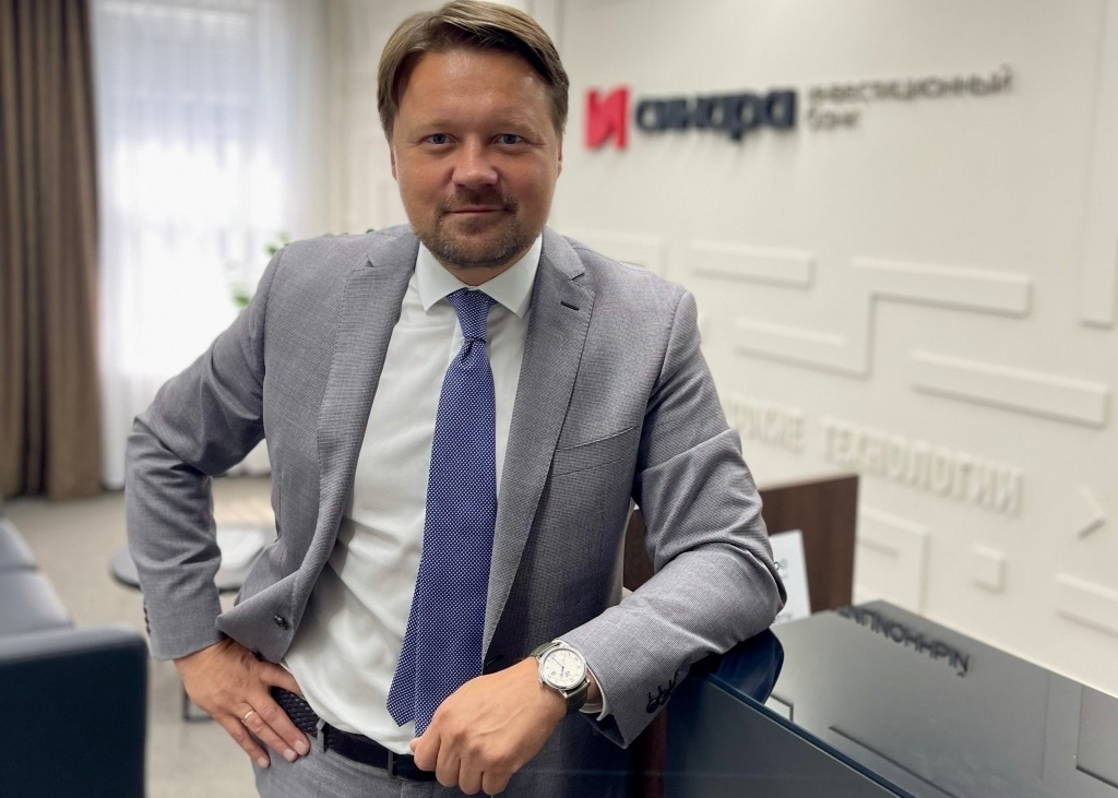 «Время сверхжесткой ДКП позади. Мы находимся в тренде снижения ставок. Очевидно, что в таких условиях большего внимания заслуживают корпоративные облигации с фиксированным купоном, увеличение доли акций в портфеле и, возможно, немного валютных инструментов», — советует Вадим Ложкин, директор ПДО Татарстан Инвестиционного Банка «Синара»