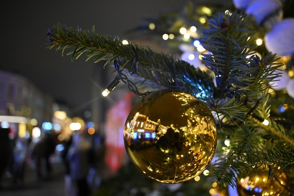    Вместо пластиковых украшений для елки можно использовать деревянные игрушки. Иван МАКЕЕВ