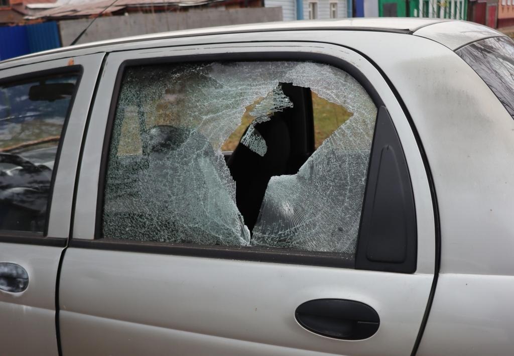    В Бугуруслане 18-летний парень «обчистил» машины и попытался угнать одну из них