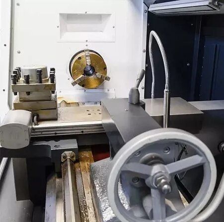 Токарный станок с ЧПУ для серийной обработки, обеспечивает высокую точность, стабильность процессов и гибкость при производстве деталей.