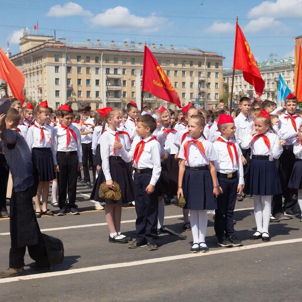 Изображение пионеров в униформе, демонстрирующее их организованность и дисциплину.