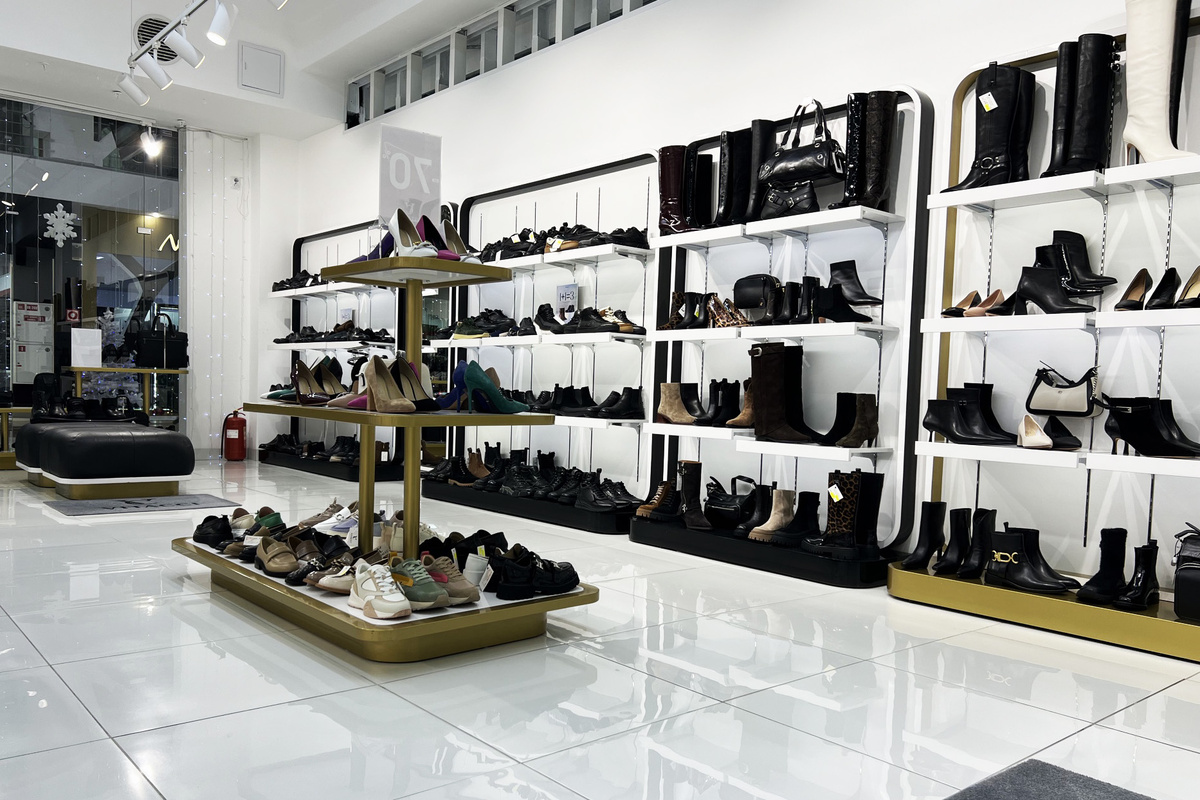 Адрес: г.Омск, ул.70 лет Октября, 25/2, ТЦ «Континент-2», этаж 1.
Время работы: ежедневно с 10:00 до 21:00. 
Телефон: +7(950)958-90-44.