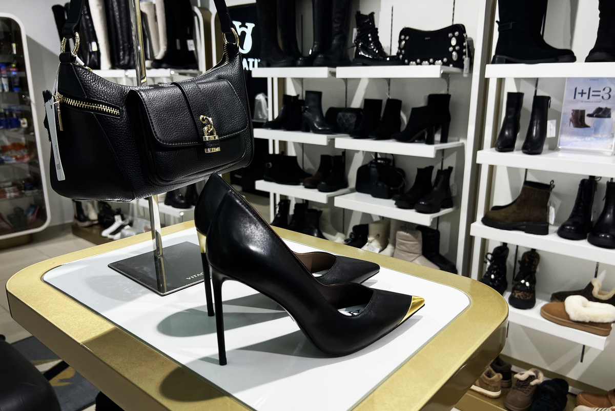 Адрес: г. Омск, проспект Карла Маркса, д. 24, ТРЦ «Каскад», 2 этаж.
Время работы: ежедневно с 10:00 до 21:00.
Телефон: +7(908)109-53-91.