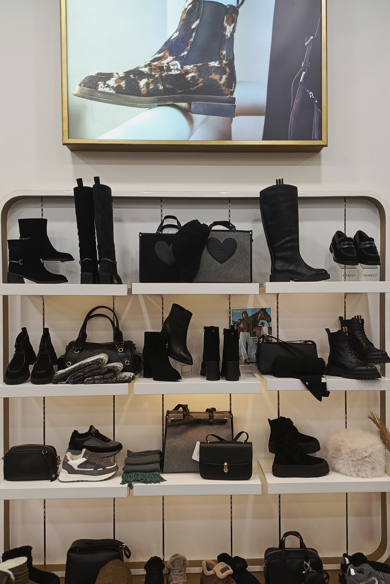 Адрес: г. Смоленск, ул. 25 Сентября, д. 35А, ТРК «Макси», 2 этаж.
Время работы: ежедневно с 10:00 до 21:00.​
Телефон: +7(906) 518 72 70.​