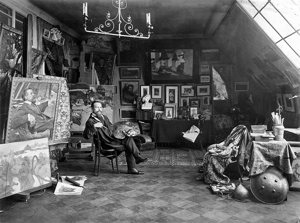 И.С. Горюшкин-Сорокопудов в своей мастерской в Пензе. 1910-е гг.