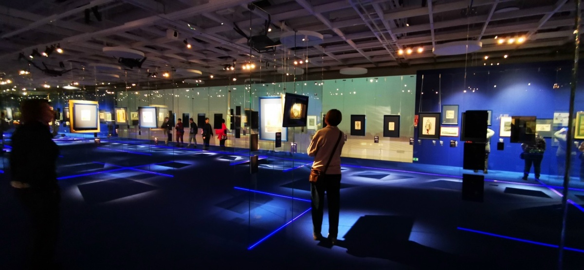 На втором этаже очень необычно представлена графика