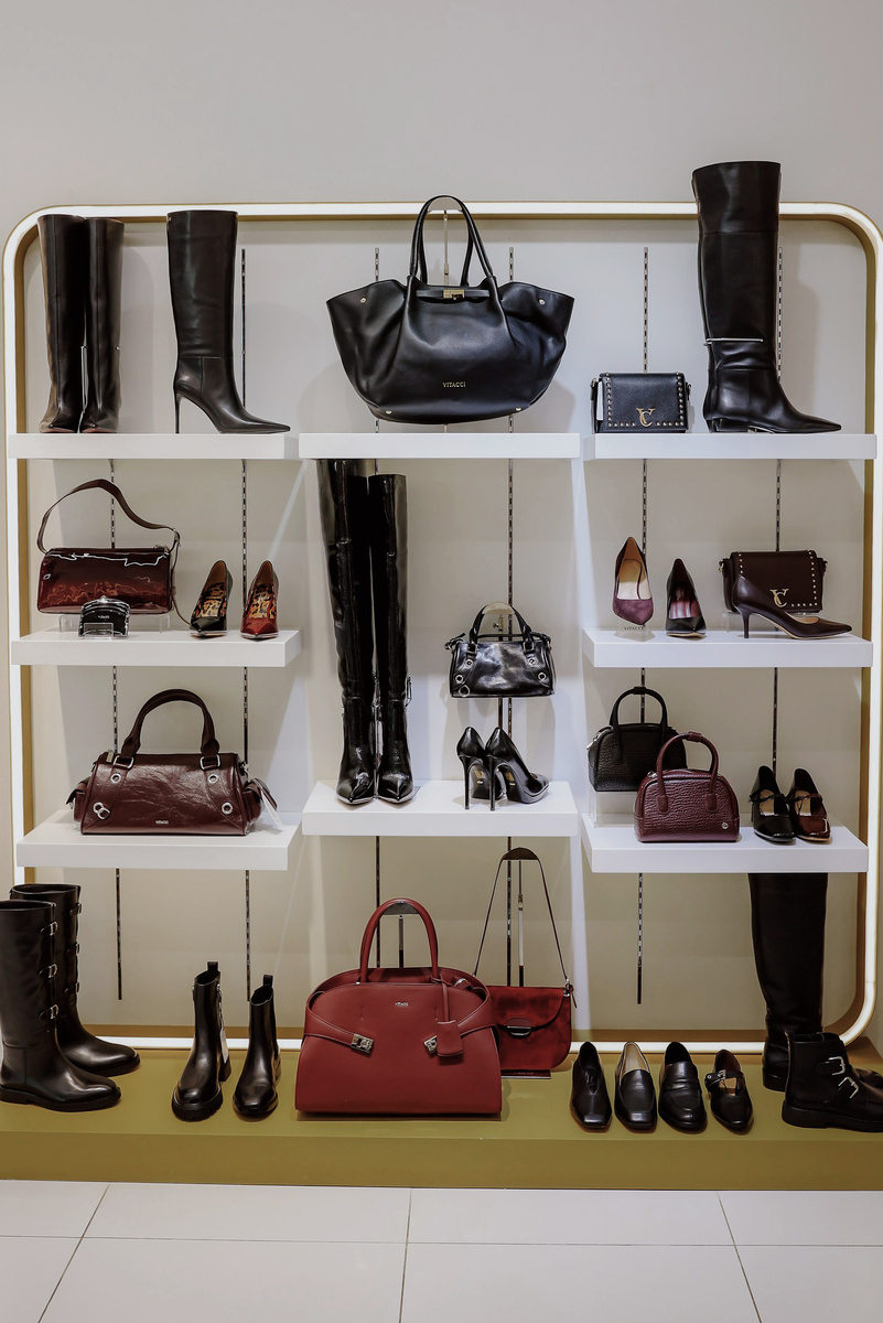 Адрес: г. Чита, ул Журавлева, 79, ТРЦ «Броско Молл», 3 этаж.
Время работы: ежедневно с 10:00 до 22:00.​
Телефон: +7(914)409-17-77.​