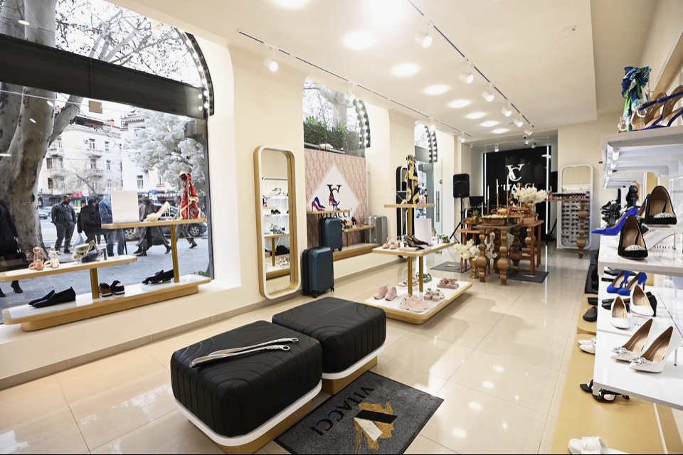 Адрес: г. Ереван, ул. Маштоца, 41.
Время работы: ежедневно с 10:00 до 20:00.​
Телефон: +37498743770.​