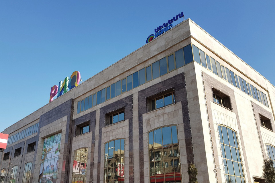 Адрес: г. Ереван, ул. Ваграма Папазяна, д. 8, ТЦ «РИО Молл», 1 этаж.
Время работы: ежедневно с 10:00 до 22:00.​
Телефон: +37494991815.​