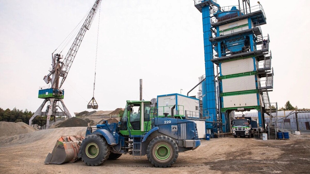    Асфальтобетонный завод BENNINGHOVEN, портальный кран, производственная база Филиала №3 АО ГК Северавтодор, г. Сургут   Пресс-служба АО «Северавтодор»