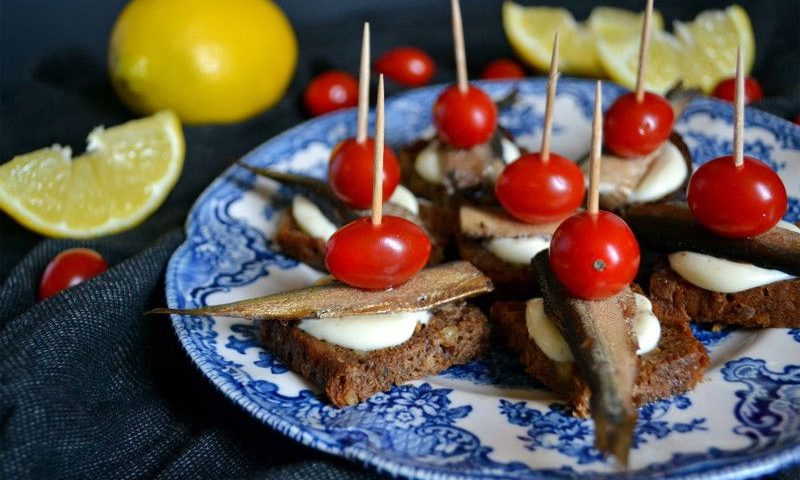 Канапе со шпротами