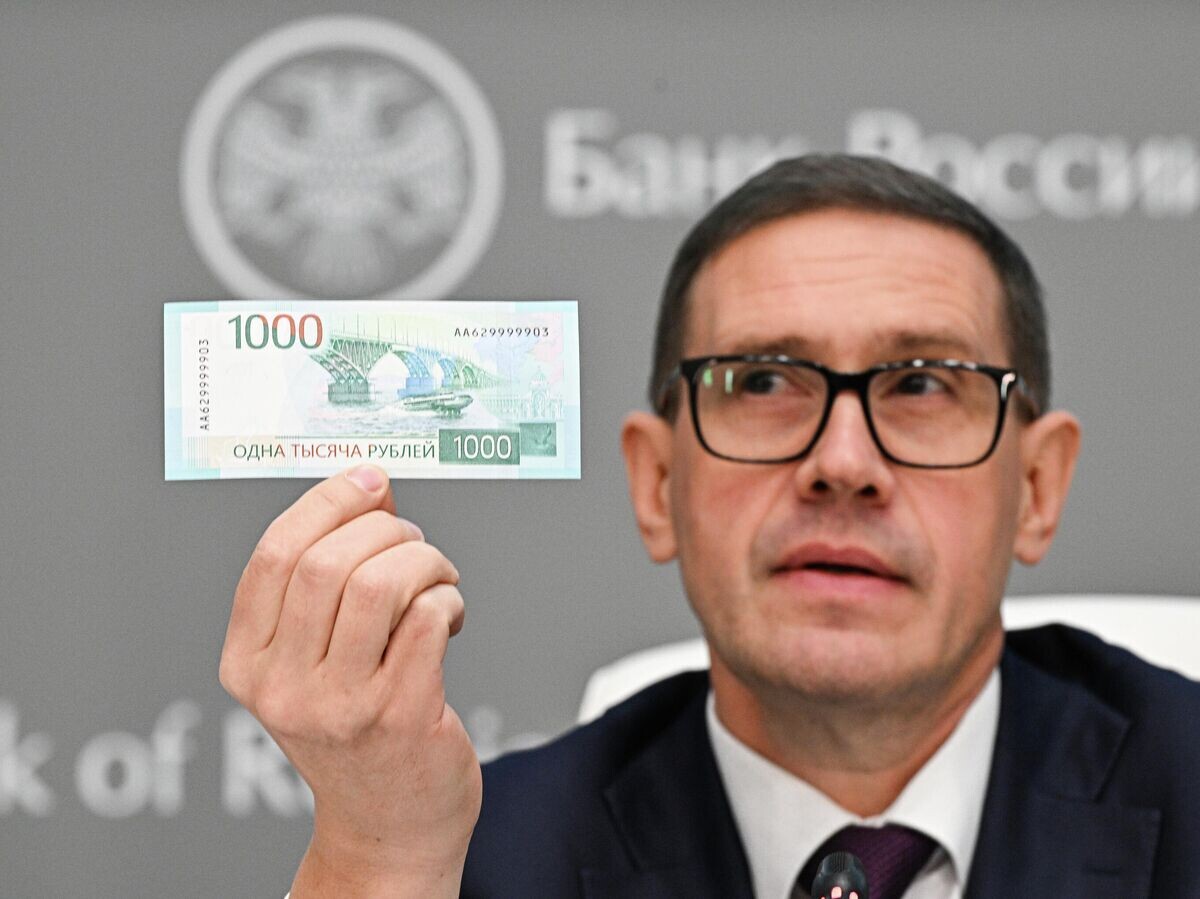    Заместитель председателя Банка России Сергей Белов на презентации обновленной банкноты 1000 рублей в пресс-центре Банка России | © РИА Новости / Сергей Бобылев