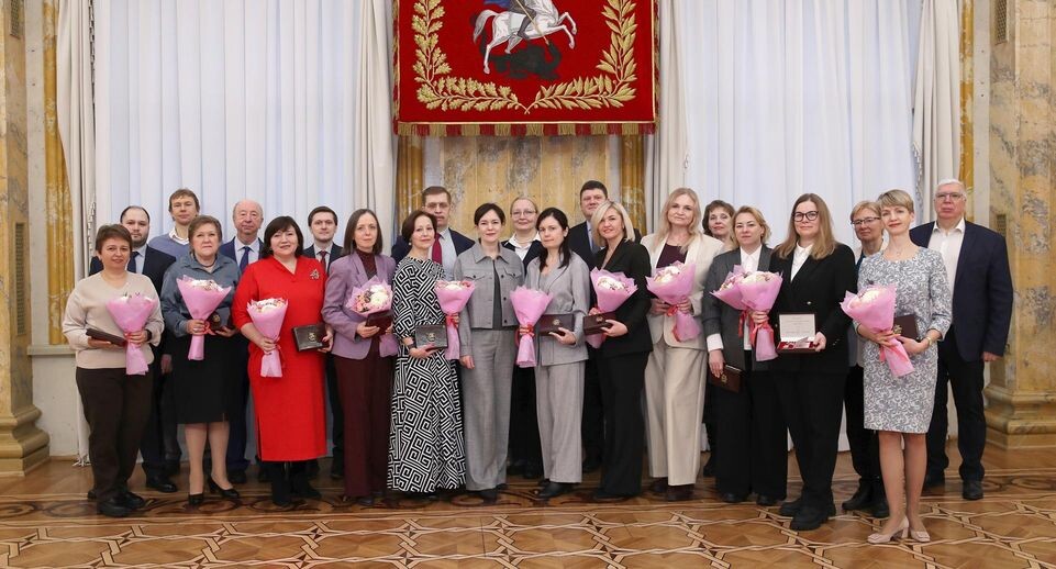    Фото: Мария Багреева (в центре) на вручении почетных наград / Комплекс экономической политики Москвы