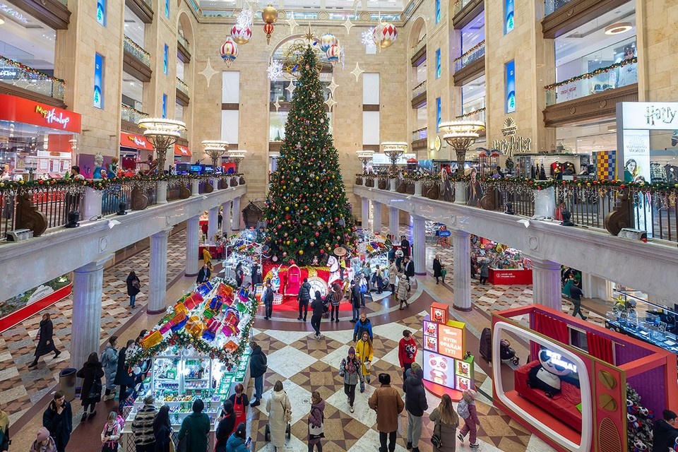    Москва готовится к длинным выходным и отмечанию самого семейного праздника страны – Нового года. Михаил ФРОЛОВ