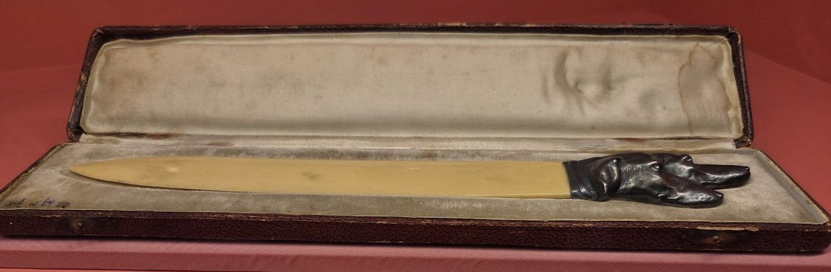 Нож для бумаги. Принадлежал композитору и дирижёру Василию Беневскому. Металл, слоновая кость