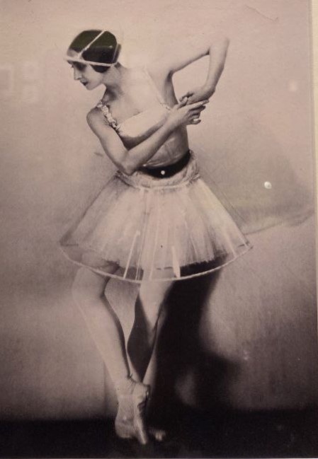 Ольга Спесивцева в балете Кошка. Постановщик Дж.Баланчин. Русский балет Дягилева, Париж. Премьера 30 апреля 1927