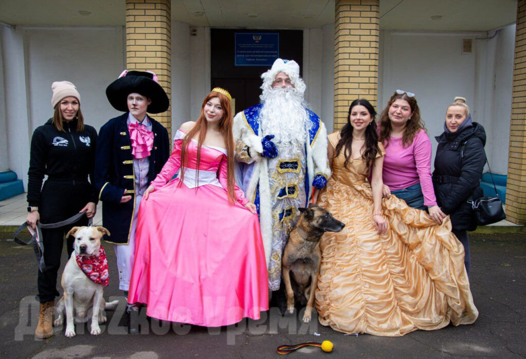 Организаторы новогоднего утренника для детей /Фото: Давид Худжец