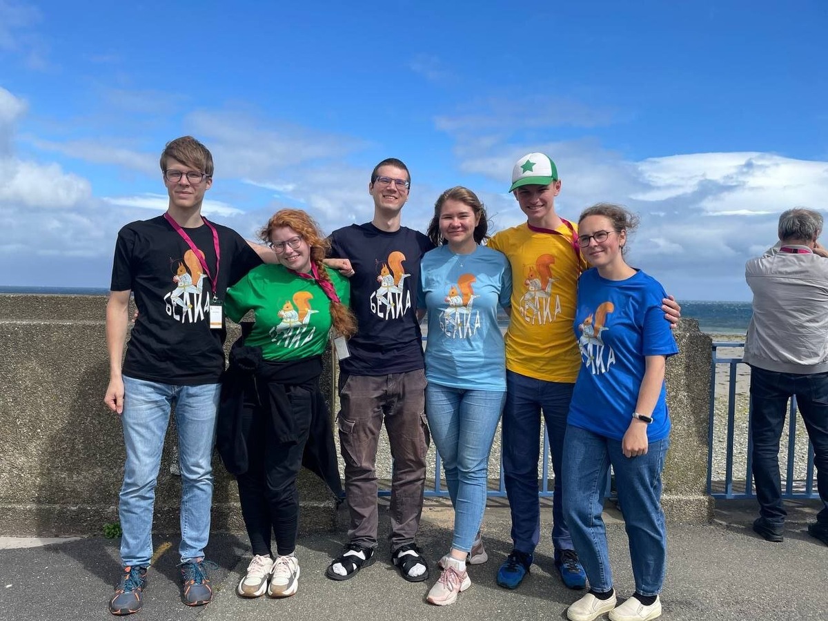 Настя Пучкова (третья справа) и школьная сборная России по лингвистике, 2023 год.