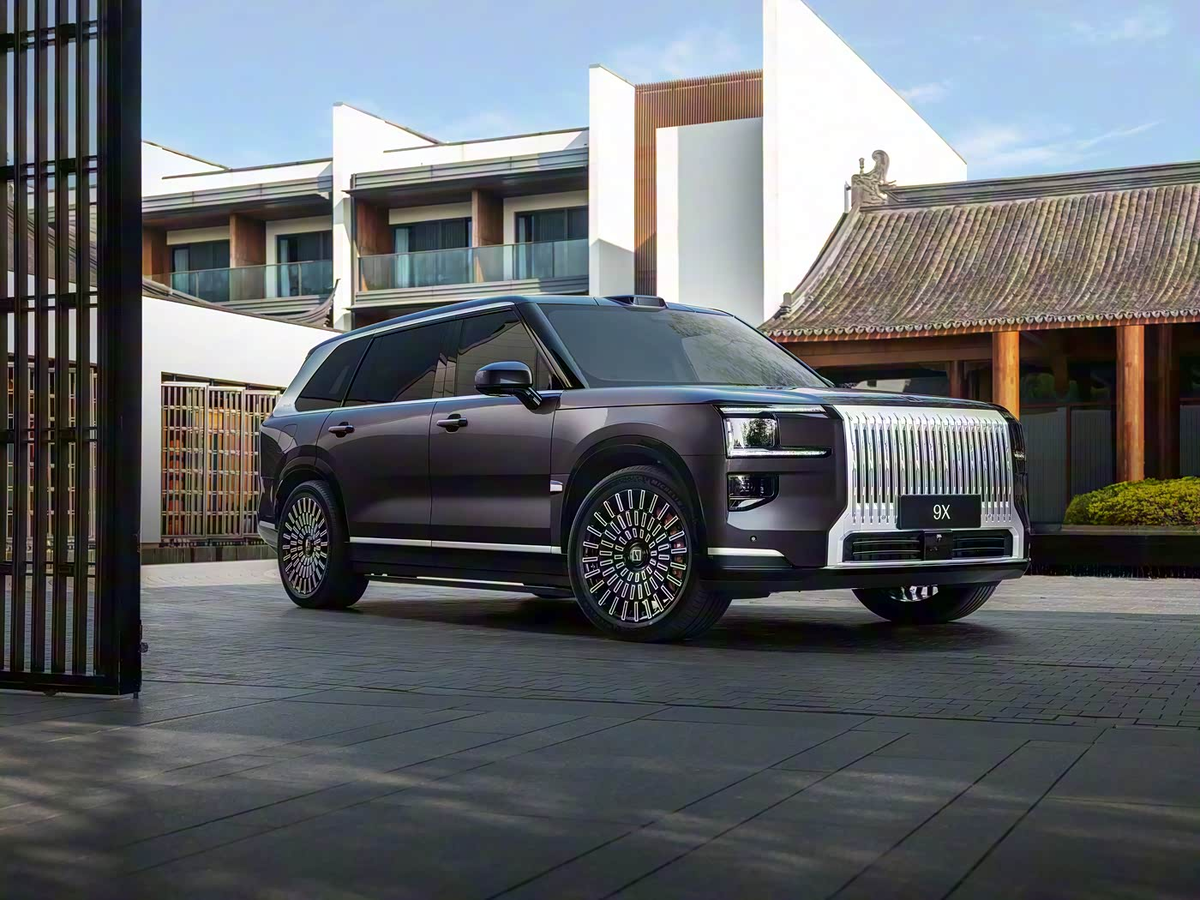 ZEEKR 9X предлагают по цене от 465 900 юаней, что в переводе по курсу составляет около 5,2 млн рублей