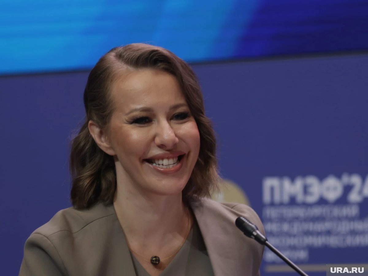     Журналистка доверила оформление новогодней ели профессиональным декораторам