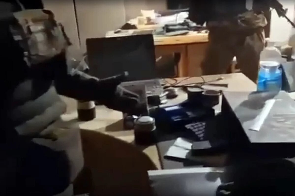    На кадрах, снятых нашими парнями, видно, что кабинет комбата уцелел. В нем на своем рабочем месте остались и ноутбук, и телефоны, и радиостанции с рабочими картами.