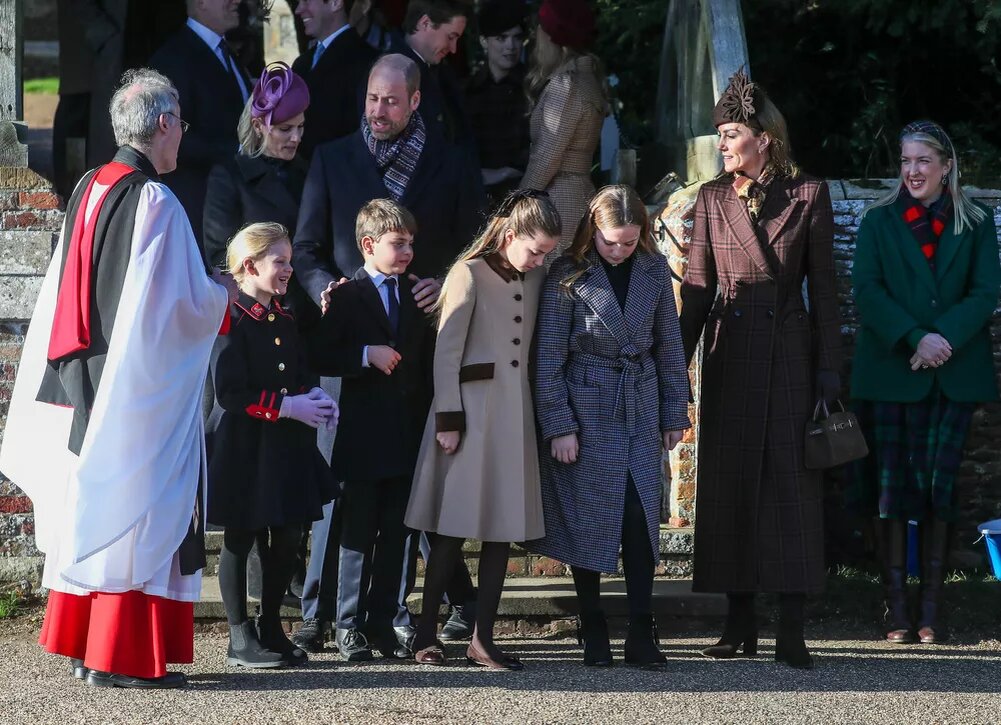    Карл III, королева Камилла, принц Уильям и Кейт Миддлтон: как прошла рождественская служба в Сандрингеме