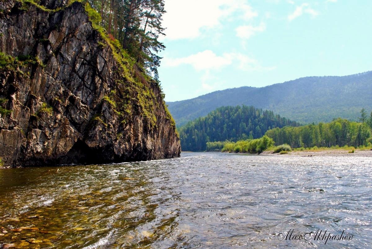 Течение реки Оны омывает скалы 