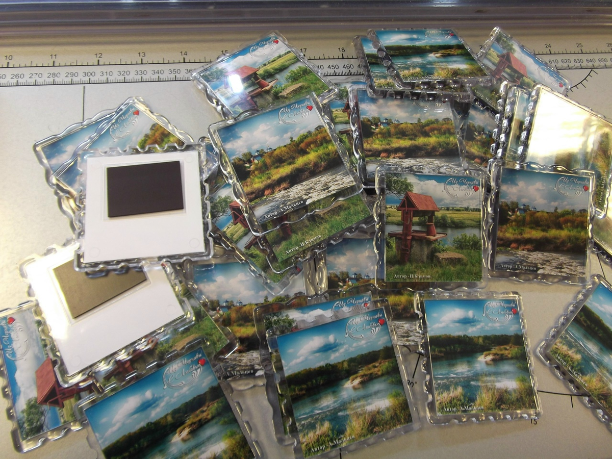 Акриловый магнит в наличии квадратный, прямоугольный, "марка" всегда в наличии. Заказать магнит с фотографической вставкой можно для подарка от 10 шт до большого опта заказать в Голд Зебра Липецк. Работаем слаженно, быстро и качественно. 